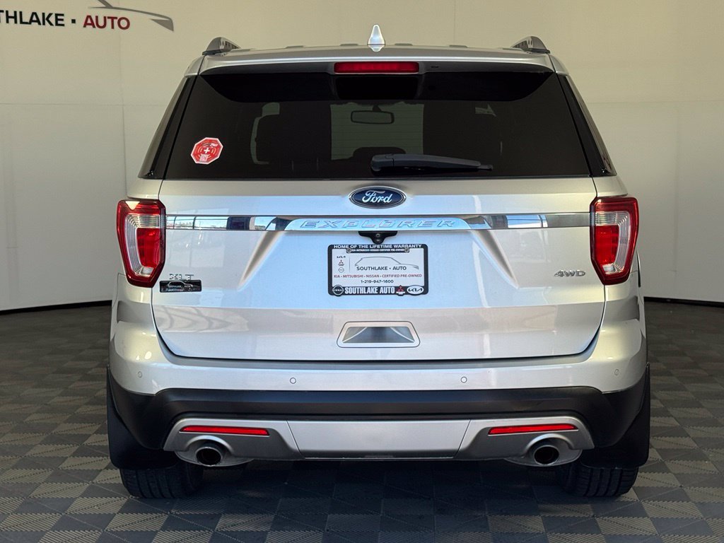 Used 2017 Ford Explorer XLT w/ Equipment Group 202A AWD/4WD image 7