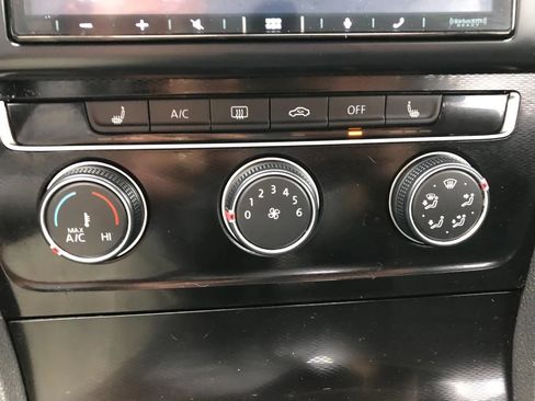 Used 2015 Volkswagen Golf 4-Door FWD image 25