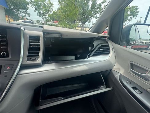 Used 2019 Toyota Sienna LE FWD image 17
