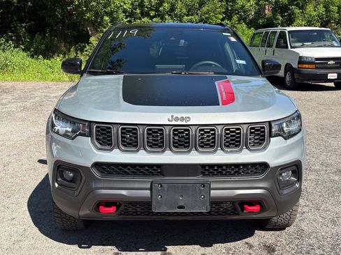 Used 2025 Jeep Compass Trailhawk AWD/4WD image 2