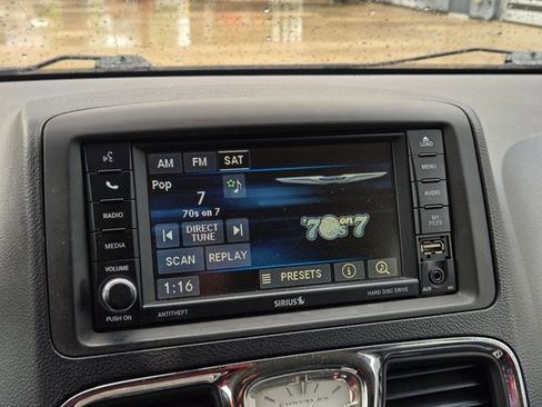 Used 2014 Chrysler Town & Country Touring image 10