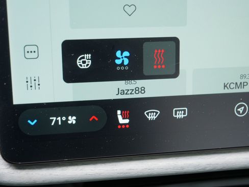 Used 2025 Rivian R1S Premium image 27