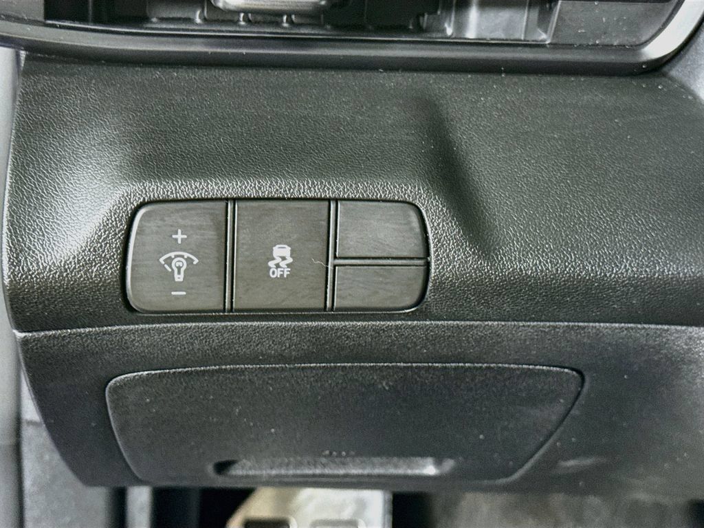 Certified 2025 Hyundai Elantra Sport FWD image 18