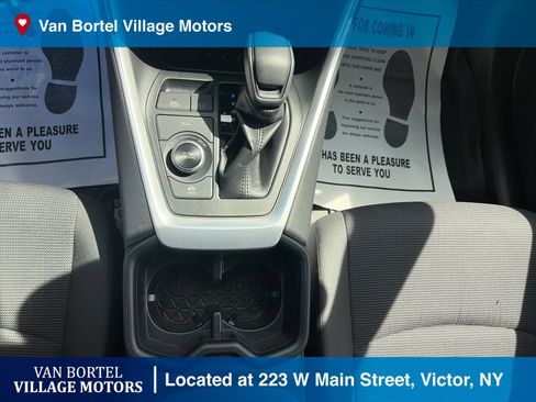 Used 2022 Toyota RAV4 LE AWD/4WD image 26