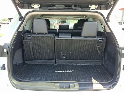 Used 2024 Toyota Highlander XLE AWD/4WD image 30