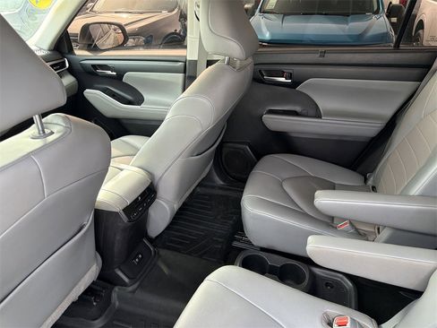Used 2021 Toyota Highlander XLE image 14
