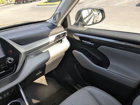 Used 2022 Toyota Highlander Platinum AWD/4WD image 18