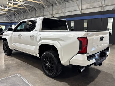 Used 2025 Toyota Tacoma SR5 AWD/4WD image 11