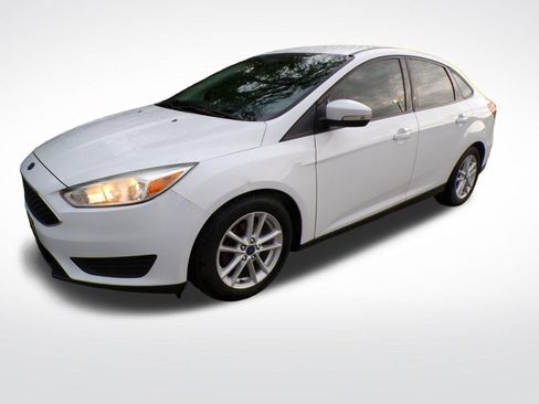Used 2016 Ford Focus SE w/ SE Cold Weather Package FWD image 2