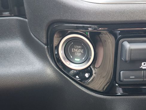 New 2025 GMC Sierra 1500 SLT image 15