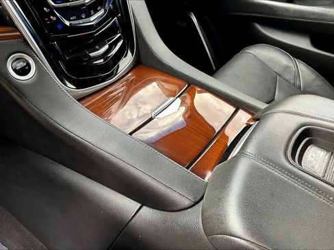 Used 2020 Cadillac Escalade ESV Luxury w/ Escalade Sport Edition AWD/4WD image 17