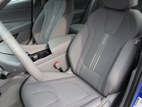 Used 2025 Hyundai Elantra SEL image 14