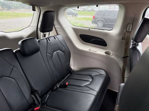 Used 2018 Chrysler Pacifica Touring-L FWD image 6