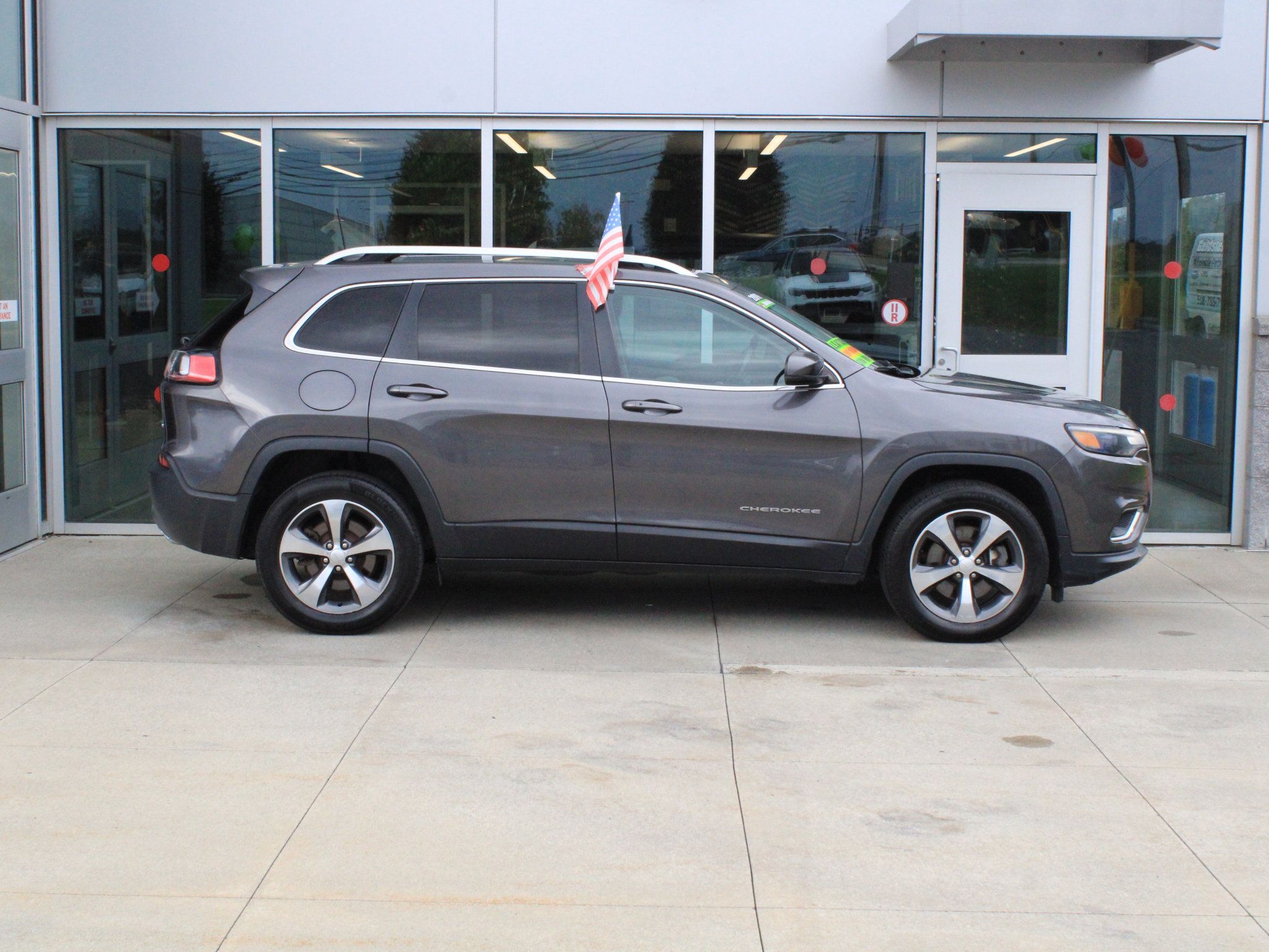 Used 2019 Jeep Cherokee Limited w/ Technology Group AWD/4WD image 4