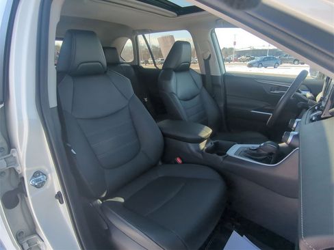 Used 2022 Toyota RAV4 XLE Premium image 30