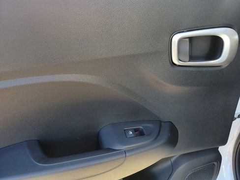 Certified 2025 Hyundai Venue SE image 7