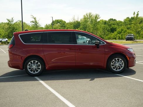 New 2026 Chrysler Pacifica Limited FWD image 8
