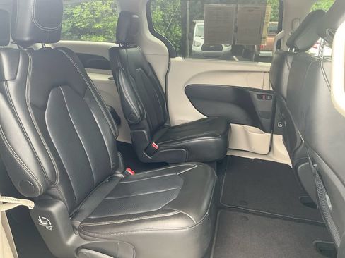Used 2024 Chrysler Pacifica Touring-L FWD image 13
