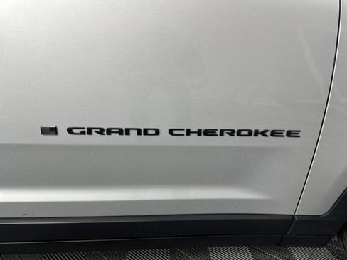 Used 2025 Jeep Grand Cherokee Altitude AWD/4WD image 39