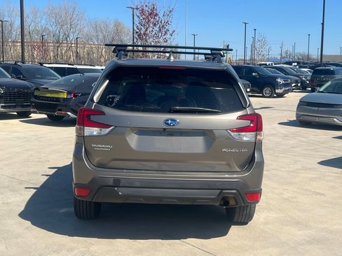 Used 2019 Subaru Forester Premium w/ All-Weather Package image 11