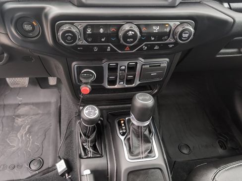 Used 2022 Jeep Wrangler Unlimited Sahara w/ Cold Weather Group AWD/4WD image 12