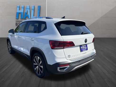 Certified 2022 Volkswagen Taos SE w/ Panoramic Sunroof Package AWD/4WD image 4