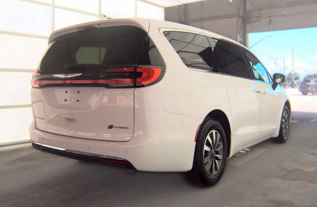 Used 2023 Chrysler Pacifica Touring-L FWD image 3