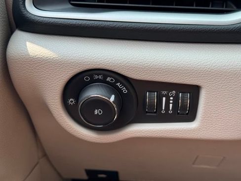 Used 2024 Chrysler Pacifica Touring-L FWD image 33