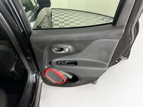 Used 2018 Jeep Renegade Trailhawk AWD/4WD image 28
