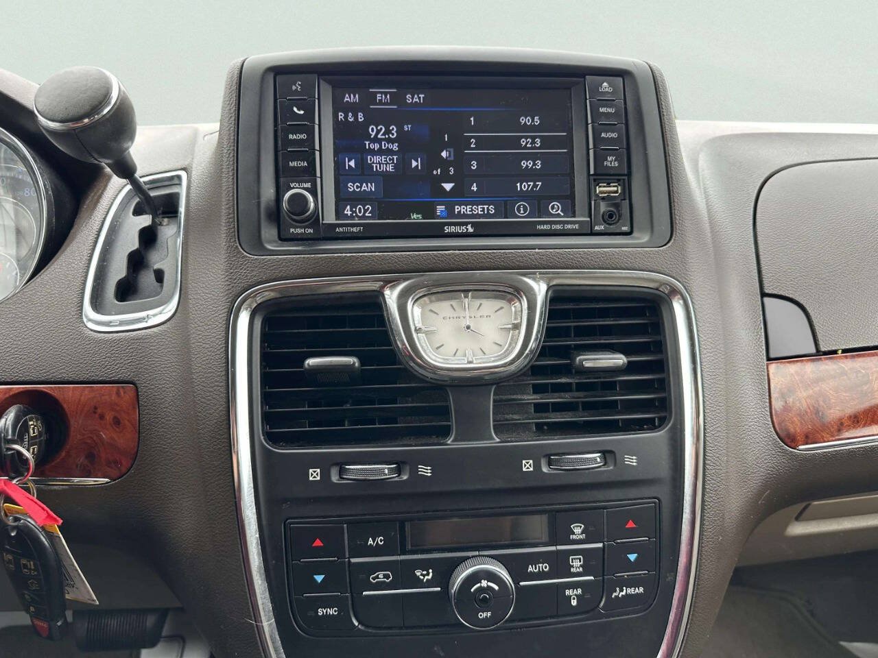 Used 2014 Chrysler Town & Country Touring FWD image 33