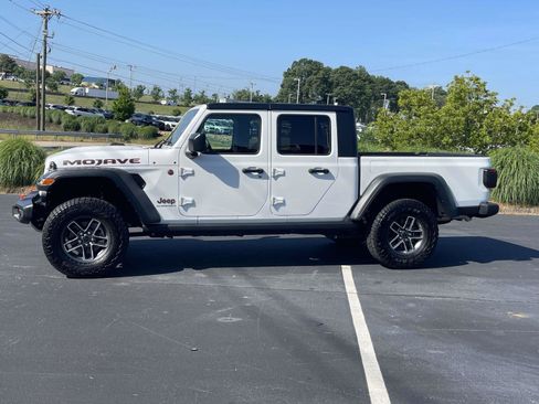 Used 2025 Jeep Gladiator Mojave w/ Convenience Group AWD/4WD image 4