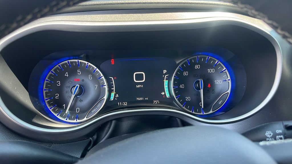 Used 2024 Chrysler Pacifica Touring-L FWD image 13