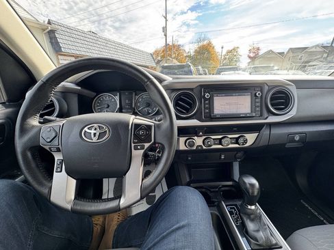 Used 2016 Toyota Tacoma SR5 w/ SR5 Appearance Package (SN) image 27