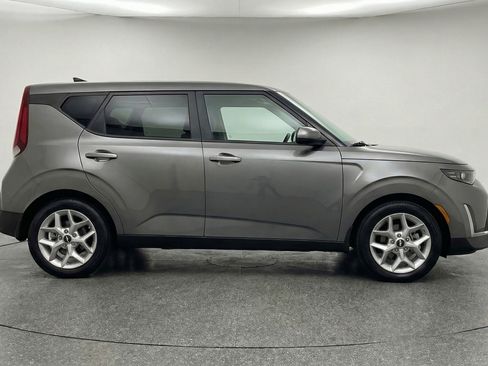 Used 2025 Kia Soul LX w/ LX Technology Package FWD image 11
