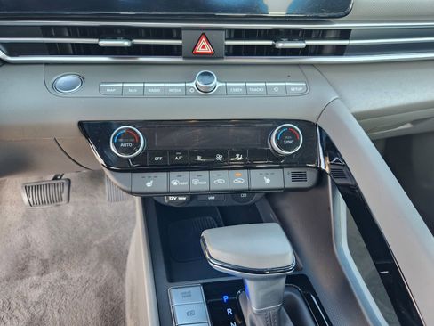 Used 2025 Hyundai Elantra SEL FWD image 25