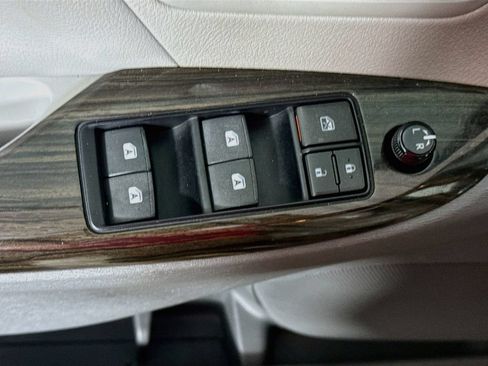 Used 2015 Toyota Sienna XLE Premium FWD image 16