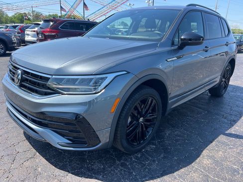 Used 2022 Volkswagen Tiguan SE R-Line AWD/4WD image 3