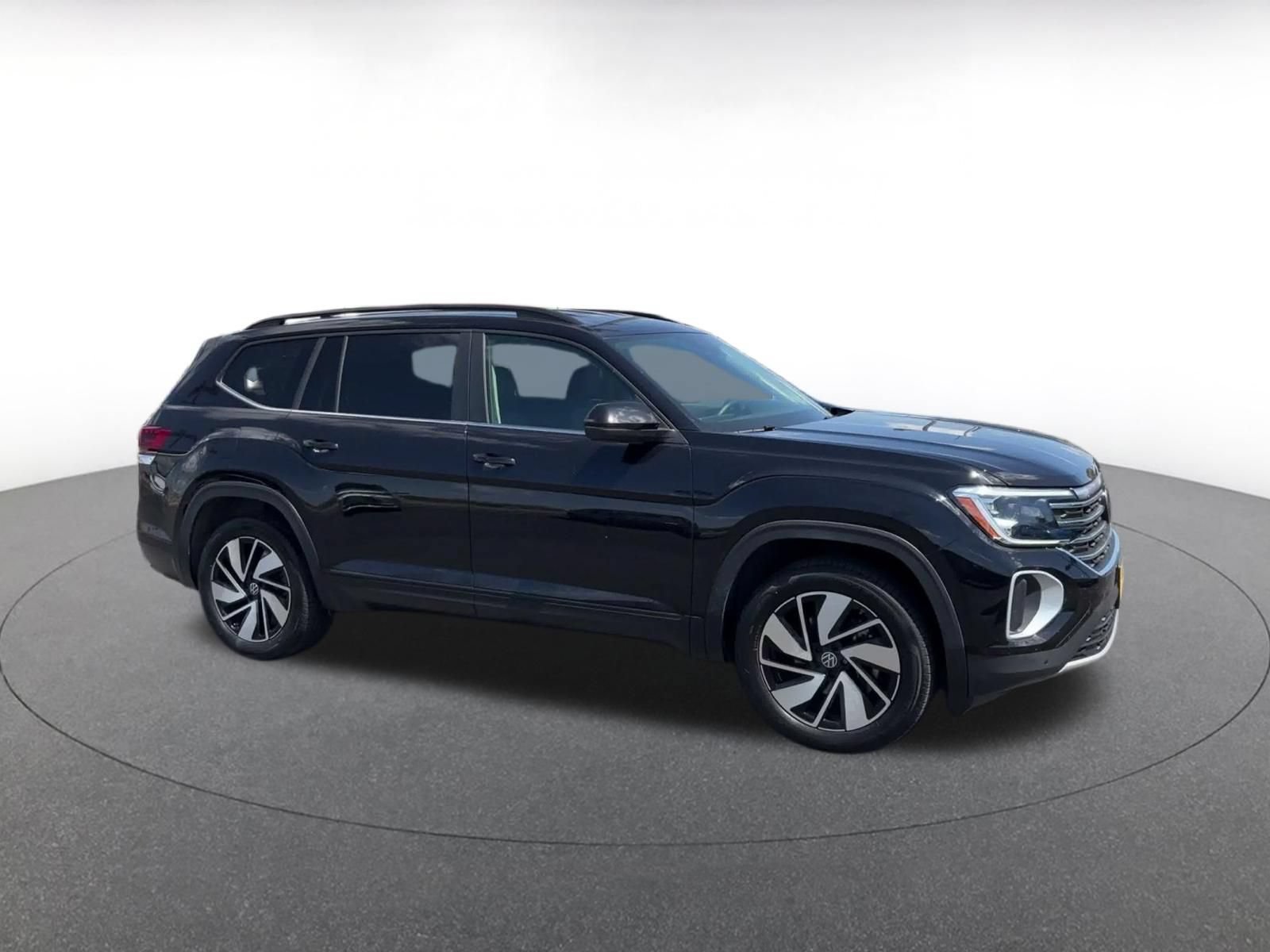 Used 2026 Volkswagen Atlas SE FWD image 2