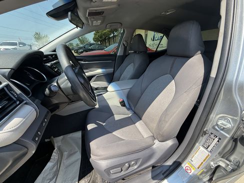 Used 2018 Toyota Camry LE image 9