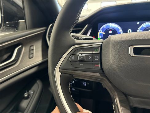 New 2025 Jeep Grand Cherokee Limited w/ Luxury Tech Group II image 18