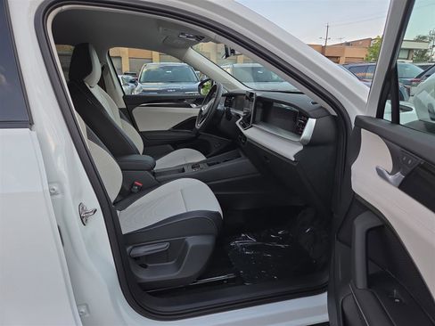 New 2025 Volkswagen Tiguan SE image 36