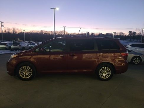 Used 2017 Toyota Sienna XLE image 4