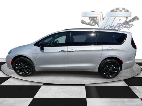 Used 2026 Chrysler Pacifica Limited w/ S Appearance Package AWD/4WD image 4
