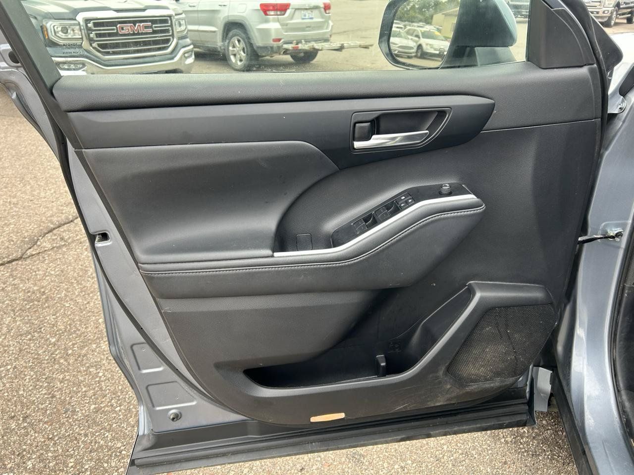 Used 2022 Toyota Highlander XLE AWD/4WD image 15