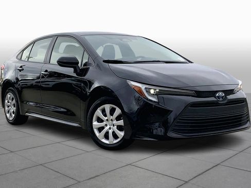 Used 2023 Toyota Corolla LE image 2