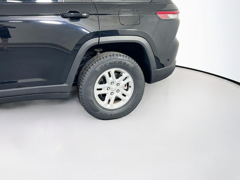 Used 2023 Jeep Grand Cherokee Laredo AWD/4WD image 28