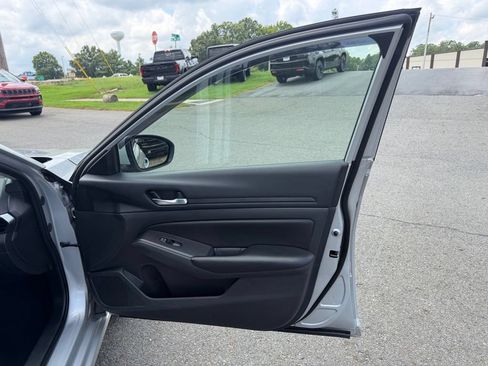 Used 2022 Nissan Altima 2.5 S FWD image 28