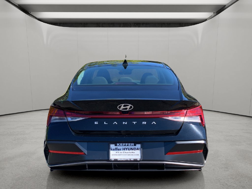 Used 2024 Hyundai Elantra SEL w/ Convenience Package FWD image 4