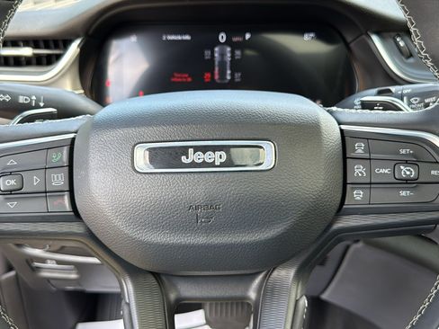 Used 2023 Jeep Grand Cherokee Altitude AWD/4WD image 11