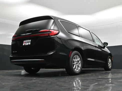 Used 2024 Chrysler Pacifica Touring-L FWD image 48